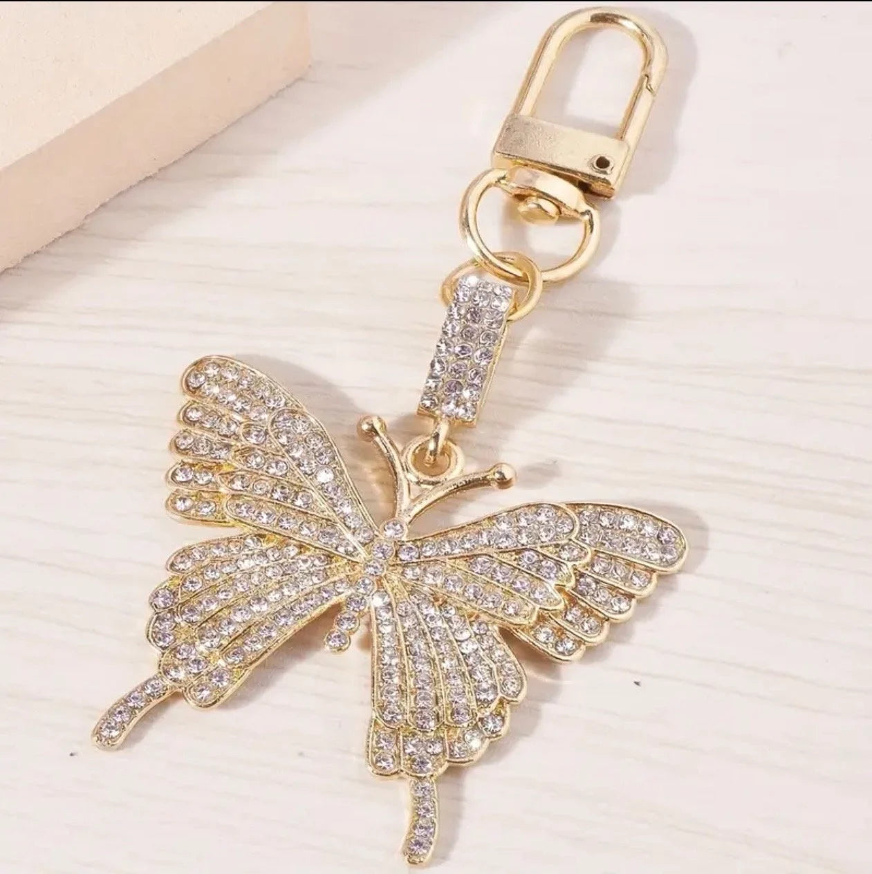 Crystal Encrusted Butterfly White Diamond Crystal Gold Metal Keychain Car Charm Pendant Animal Feminine Keyring Bling Gift Women’s Accessory